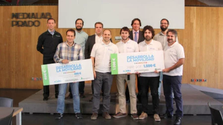 ハッカソンの優勝者、写真左がアドルフォ・ベラ氏。クレジット: テレマドリッド。