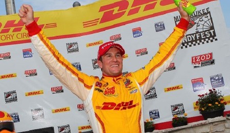 Ryan Hunter-Reay gana en Milwaukee, Helio Castroneves se escapa
