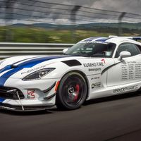 Este vídeo te muestra cómo el Dodge Viper está atronando la historia en Nürburgring antes de morir