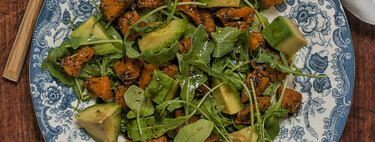 La ensalada de calabaza ideal para una cena ligera y baja en hidratos que puedes preparar con sólo tres ingredientes 