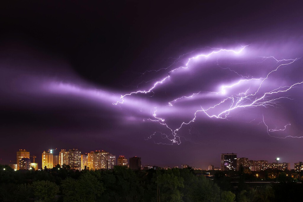 Qué son y cómo se forman los rayos, las impresionantes descargas eléctricas que asustan y fascinan por igual