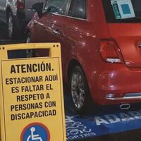 El colmo de ser mala persona es aparcar en una plaza para personas con discapacidad sin necesitarla. Alcorcón está poniendo la cara roja a quien lo hace