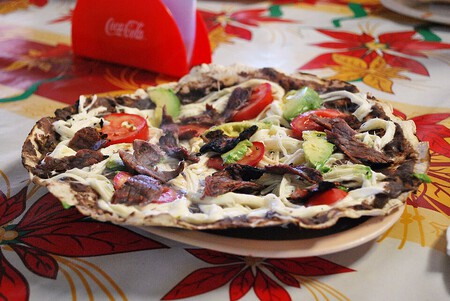 Con Tasajo, cecina o costilla la Feria de la Tlayuda llega al pueblo de Oaxaca conocido como "Cuna de la Tlayuda" y que es famoso por sus artesanías en carrizo