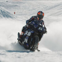 ¡Alucinante! Deja los esquís y pásate a esta Yamaha R1 con neumáticos de clavos para disfrutar de la nieve