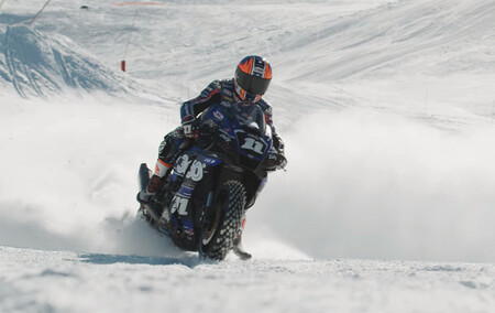 ¡Alucinante! Deja los esquís y pásate a esta Yamaha R1 con neumáticos de clavos para disfrutar de la nieve