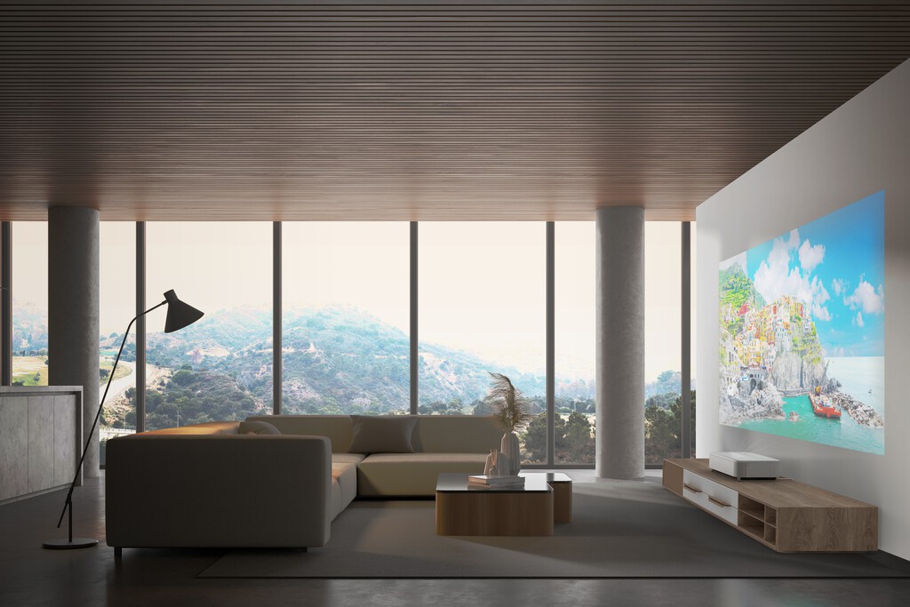 El nuevo proyector láser 4K de Epson quiere que nos olvidemos de las Smart TV gigantes: hasta 150" con resolución Real 4K y Google TV 