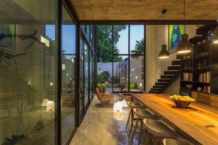 Hermosa casa con gigantescas ventanas que la llenan de luz