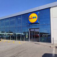 El viernes 14 de agosto llega a Lidl (y rebajado) este perchero con ruedas muy barato e ideal para pisos pequeños