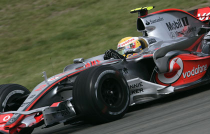 Espectacular accidente de Lewis Hamilton