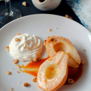 Peras asadas al caramelo con chantilly: receta sencilla de postre
