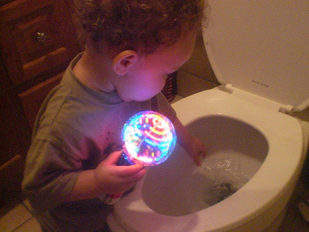 Consejos para la correcta retirada del pañal en niños, dirigidos a padres, cuidadores y sanitarios