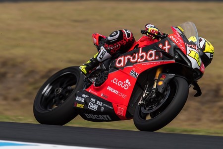 Álvaro Bautista: "He ido tan rápido con la Panigale V4 porque se parece mucho a una MotoGP"