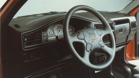 Coche Moderno Complejo 16