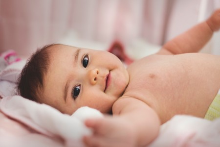 Duerme cerca de tu bebé respetando su espacio con esta minicuna de colecho Chicco rebajada
