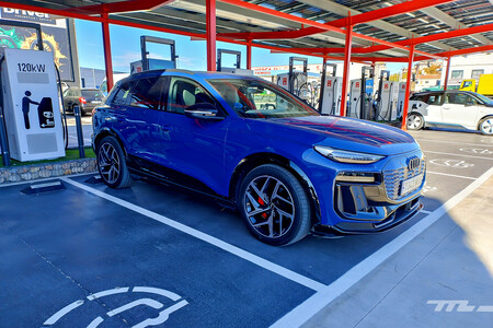 Audi q6 e-tron performance azul cargando