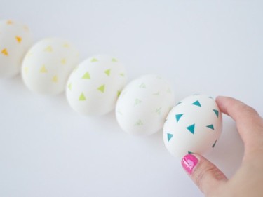 Decora huevos de Pascua con motivos geométricos utilizando washi tape