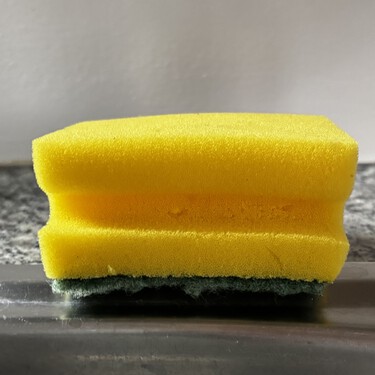 Un simple gesto basta para mantener las esponjas limpias durante más tiempo y preservar la higiene de la cocina 