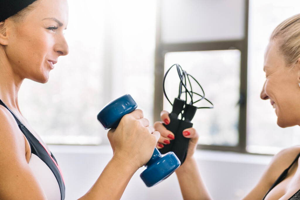 Entrenar fuerza y hacer cardio está muy bien para perder grasa, pero puedes perder más si lo haces en el orden correcto