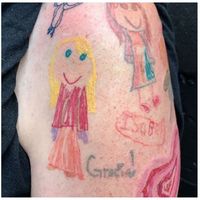 Decide tatuarse el brazo con dibujos realizados por sus hijas 