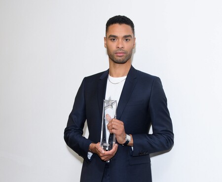 Rene-Jean Page (el galán de los Bridgerton) estrena con traje de Dior la temporada de premios