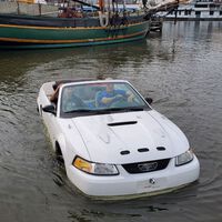 "Puede que ahora sea un barco lento y un coche no tan rápido, pero es un placer conducirlo". Este hombre y su hijo han convertido un Ford Mustang en anfibio