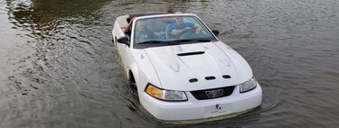 "Puede que ahora sea un barco lento y un coche no tan rápido, pero es un placer conducirlo". Este hombre y su hijo han convertido un Ford Mustang en anfibio