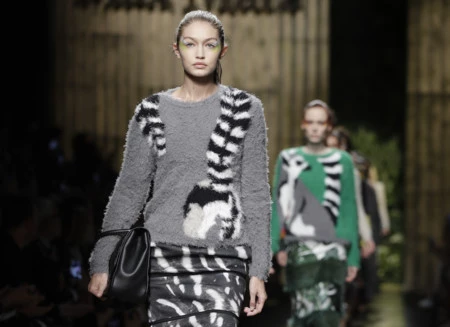 Las Hadid (y las hojas tropicales) se convierten en las protagonistas absolutas del desfile de Max Mara