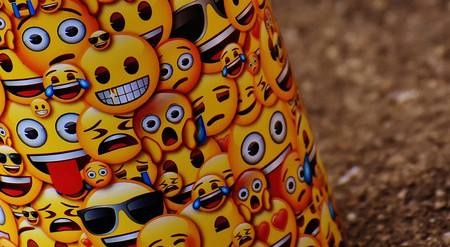 Los emojis son más viejos de los que creíamos: la Emojipedia aclara las cosas y muestra el verdadero origen de la 💩