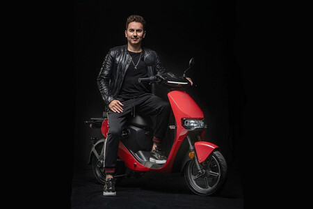 Jorge Lorenzo se asocia con Super Soco para lanzar una edición especial del ciclomotor CUmini