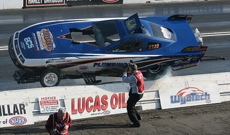 Acariciando la muerte en una carrera de dragsters