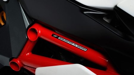 Su chasis, soldato a mano