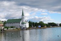 Un paseo por el lago Tjörn de Reikiavik