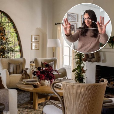 Con una percha vieja y una cinta de yute puedes hacer esta preciosa decoración navideña en el color tendencia de esta Navidad