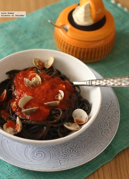 Espaguetis negros con chirlas. Receta de pasta