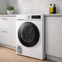 Si al sacar la ropa de la secadora sale llena de pelusas, el culpable siempre suele ser el mismo: esto es lo mejor para evitarlo 