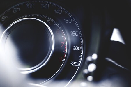 El sistema ISA podrá limitar la velocidad de todos los coches nuevos en 2022 en función de la vía, y estas son sus claves