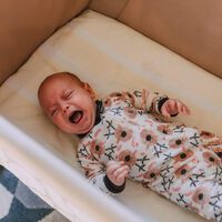 Un padre es procesado por dejar ciego a su bebé tras zarandearlo porque lloraba: el síndrome del bebé sacudido  