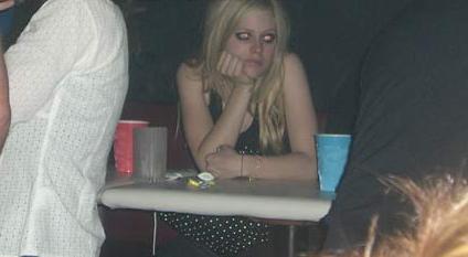 Avril Lavigne se aburre, y mucho
