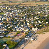 El auge de las segundas casas está creando un nuevo fenómeno: las ciudades de persianas bajadas
