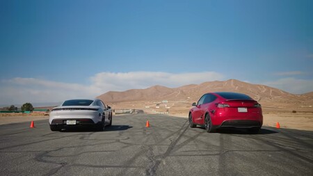 El Porsche Taycan más barato se estrena en una carrera de aceleración contra un Tesla Model Y... y acaba humillado