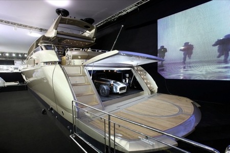 El yate Sunseeker Predator, preparado para llevar un Caterham Seven