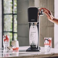 Bebo tanta agua con gas que tras años comprando botellas, ahora quiero hacerla en casa: cómo elegir la mejor máquina 