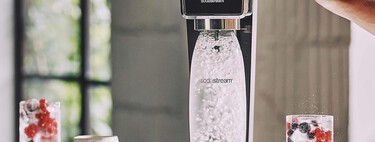 Bebo tanta agua con gas que tras años comprando botellas, ahora quiero hacerla en casa: cómo elegir la mejor máquina 