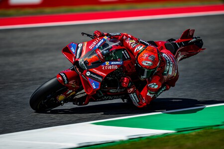 Pecco Bagnaia gana el sprint de Mugello pese a la lluvia y Marc Márquez no puede con el imperio Ducati