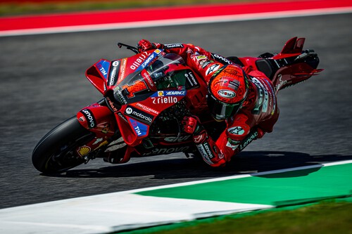 Pecco Bagnaia gana el sprint de Mugello pese a la lluvia y Marc Márquez no puede con el imperio Ducati