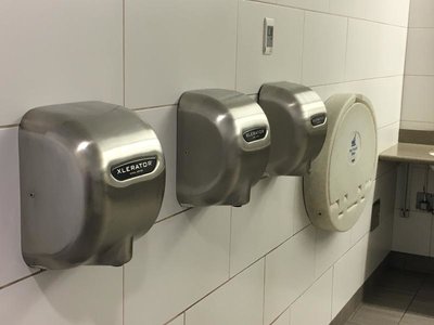 La desagradable verdad de los secadores de manos: no solo absorben las bacterias del baño, sino que las lanzan en nuestras manos