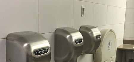 La desagradable verdad de los secadores de manos: no solo absorben las bacterias del baño, sino que las lanzan en nuestras manos