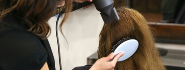 Peluqueros expertos coinciden: "Secarse el pelo de atrás hacia adelante, levantando la raíz y trabajando a contrapelo, es la mejor manera de ganar volumen"