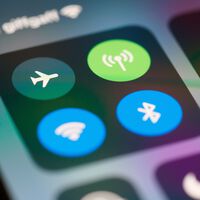 Esto es lo que pasa si pones tu celular en modo avión a la hora de cargarlo