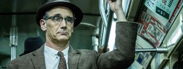 "Tras rechazar a Spielberg conocí a mi mujer, así que se cierra el círculo". Cómo Mark Rylance pasó de huir de Hollywood a ganar el Óscar por 'El puente de los espías'